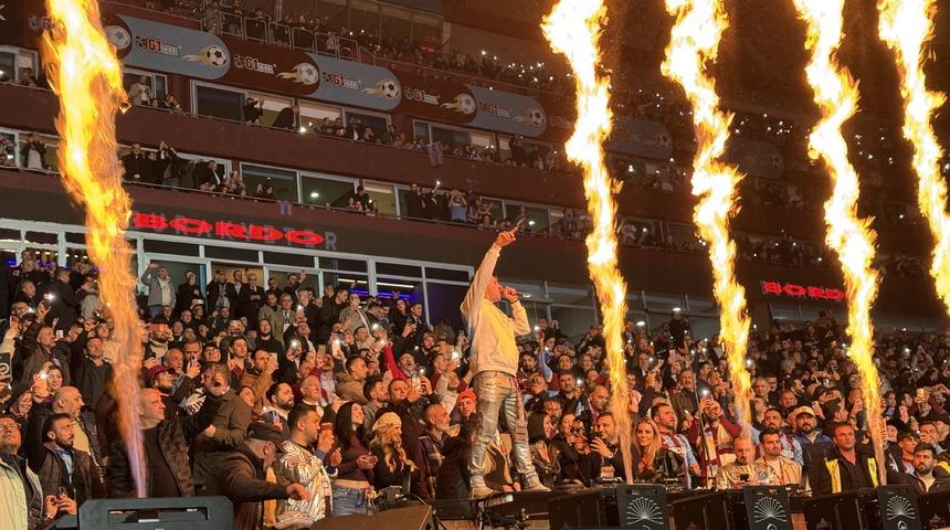 Trabzonspor-Fenerbah&ccedil;e derbisi sonrası trib&uuml;nler karıştı! Y&ouml;netime seslendiler...