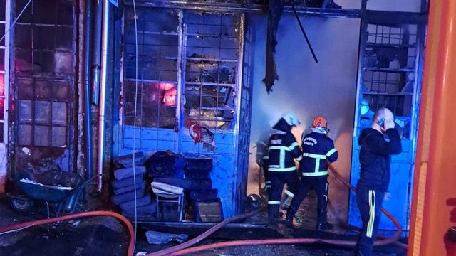 Nevşehir'de yangın! Oto döşeme dükkanı küle döndü