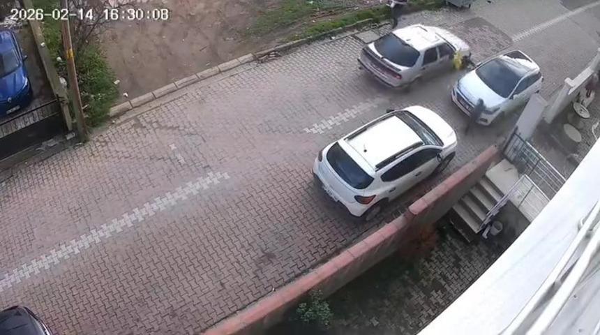 Otomobilin &ccedil;arptığı 9 yaşındaki &ccedil;ocuk yaralandı: O anlar kamerada