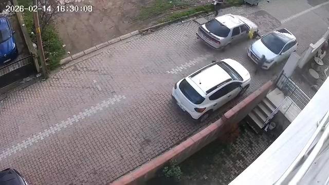 Otomobilin çarptığı 9 yaşındaki çocuk yaralandı: O anlar kamerada