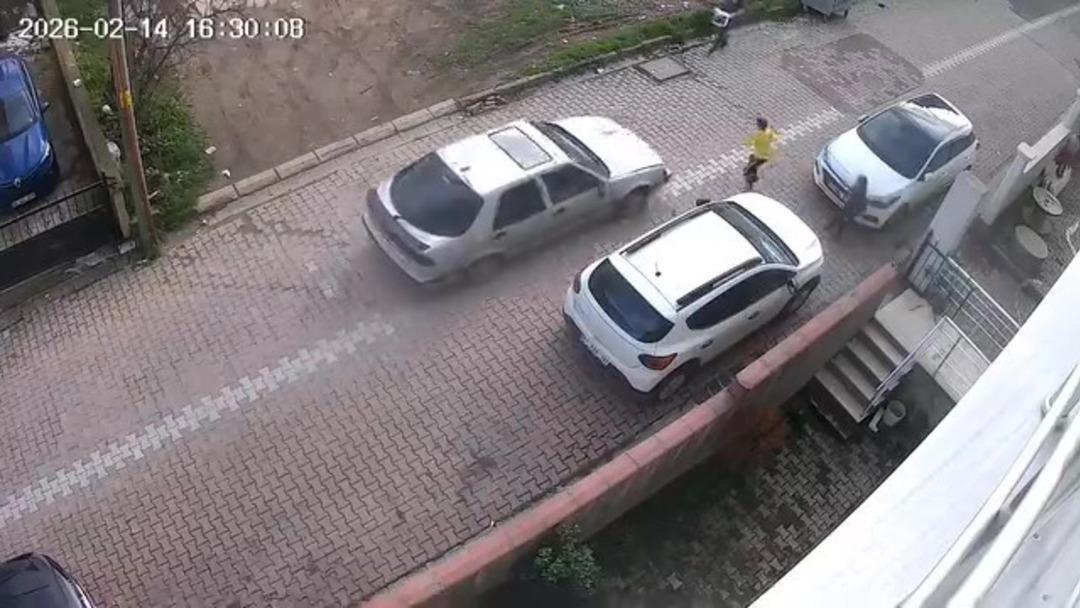 Otomobilin &ccedil;arptığı 9 yaşındaki &ccedil;ocuk yaralandı: O anlar kamerada 1