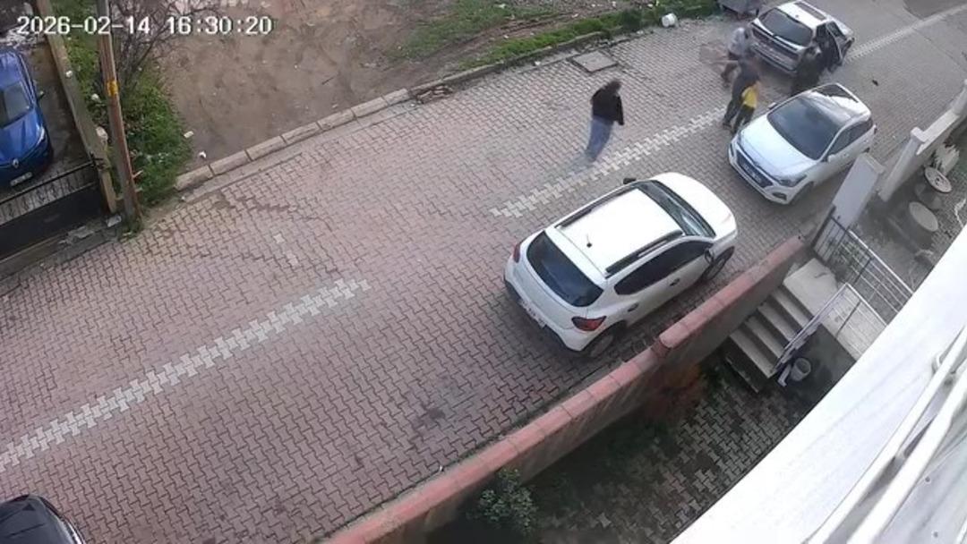 Otomobilin &ccedil;arptığı 9 yaşındaki &ccedil;ocuk yaralandı: O anlar kamerada 2