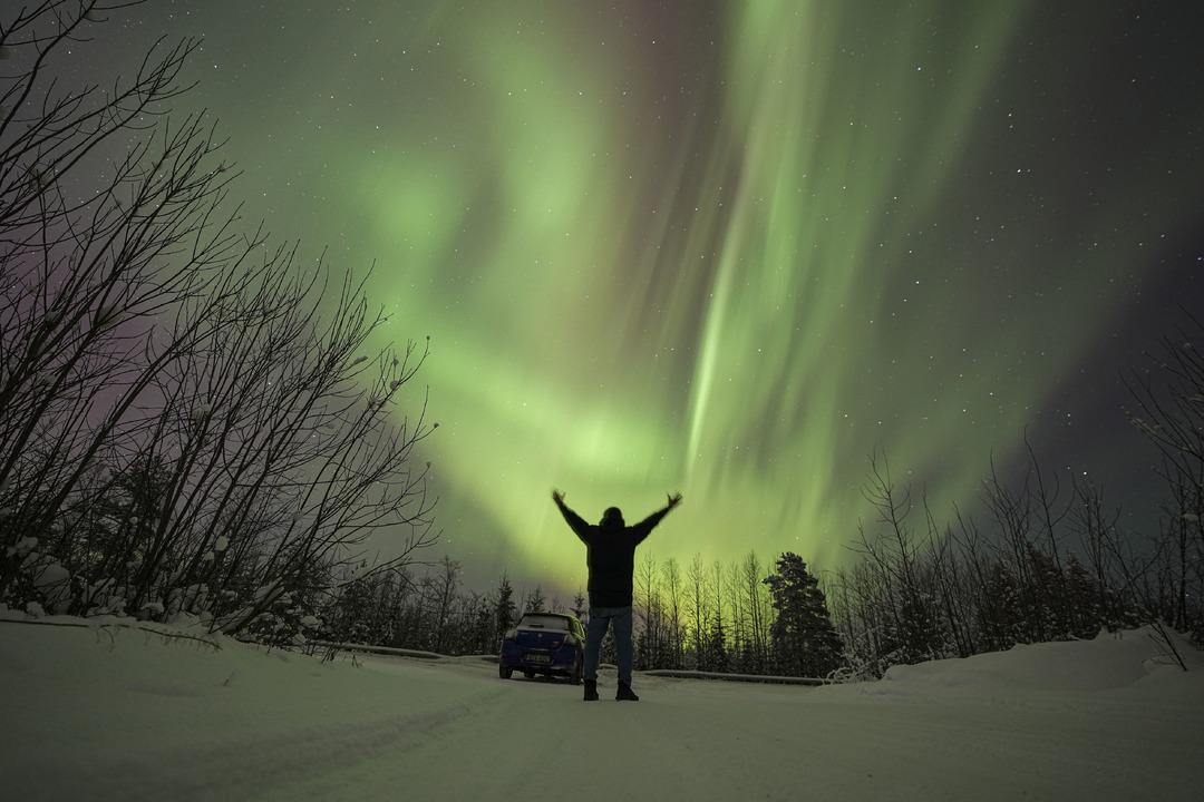 İsve&ccedil; in kuzeyinde ışık patlaması yaşandı: G&ouml;r&uuml;nt&uuml;ler nefes kesti! 5