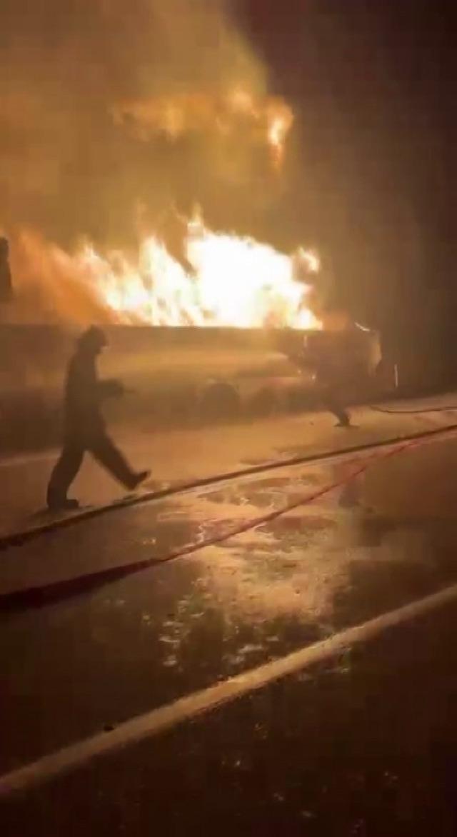 Isınan tekerlek balatalarından &ccedil;ıkan alevler sunta y&uuml;kl&uuml; tırı yaktı 2