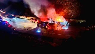 Isınan tekerlek balatalarından &ccedil;ıkan alevler sunta y&uuml;kl&uuml; tırı yaktı