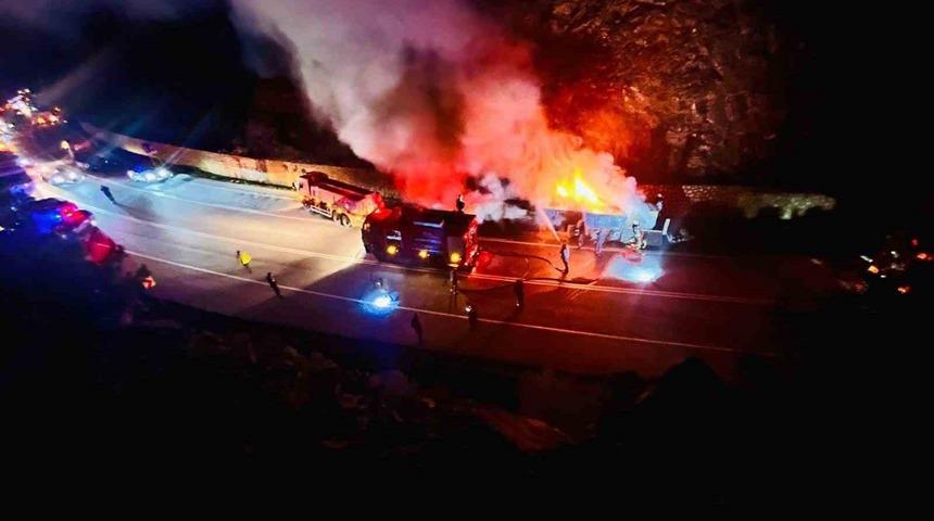 Isınan tekerlek balatalarından &ccedil;ıkan alevler sunta y&uuml;kl&uuml; tırı yaktı