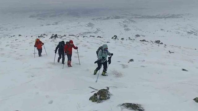 S&uuml;phan Dağı tırmanışı hava muhalefetine takıldı 1