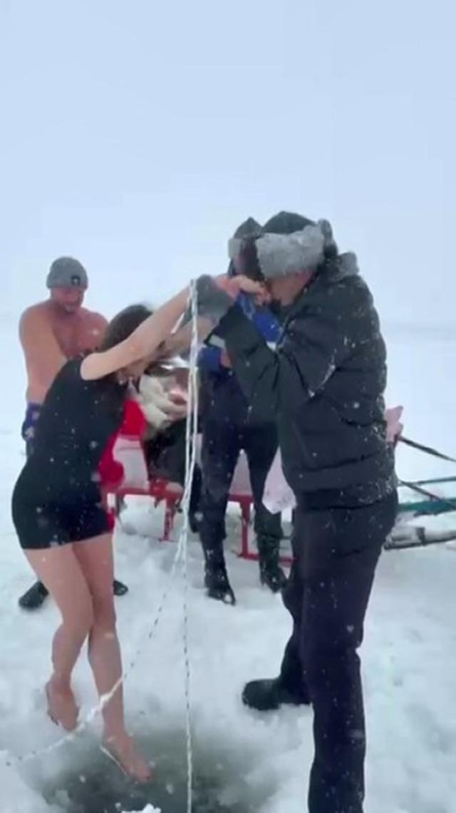 Tamamen buzla kaplı Çıldır Gölü nün buz gibi suyuna girdi 2