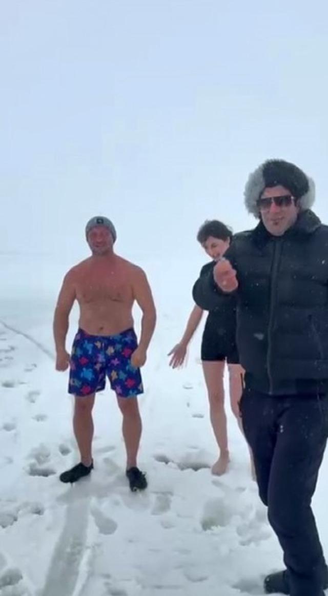 Tamamen buzla kaplı Çıldır Gölü nün buz gibi suyuna girdi 1