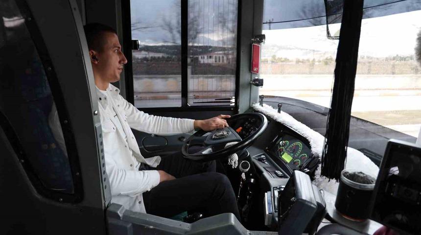 Sivas&rsquo;ta otob&uuml;s şof&ouml;r&uuml;n&uuml;n hareketi takdir topladı