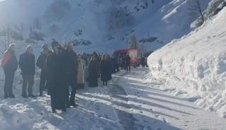 Halk TV ekibi, &ccedil;ığ nedeniyle Ma&ccedil;ahel zirvesinde mahsur kaldı