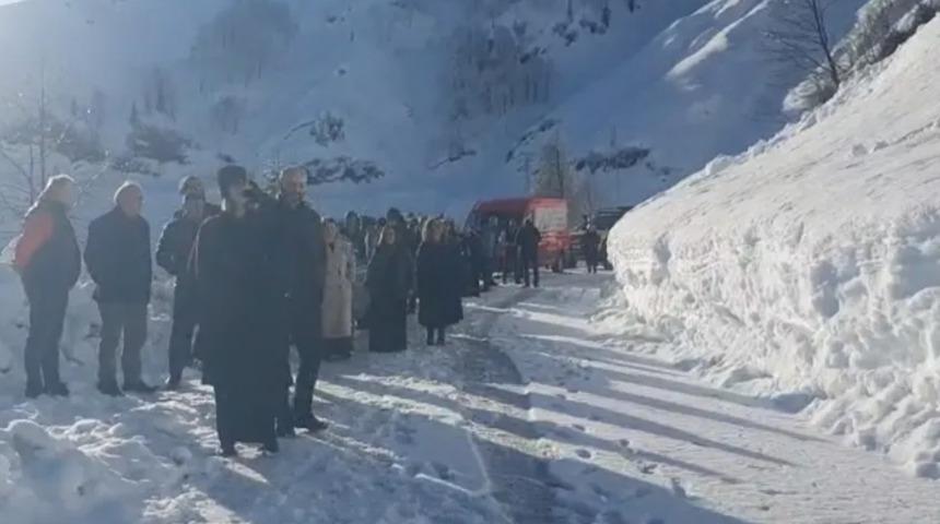 Halk TV ekibi, &ccedil;ığ nedeniyle Ma&ccedil;ahel zirvesinde mahsur kaldı