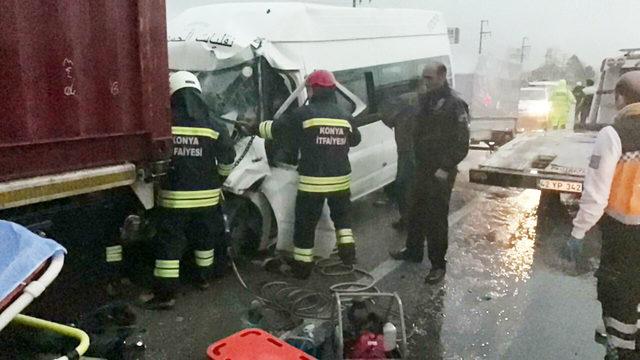 Minibüs, kırmızı ışıkta bekleyen TIR'a çarptı: 13 yaralı