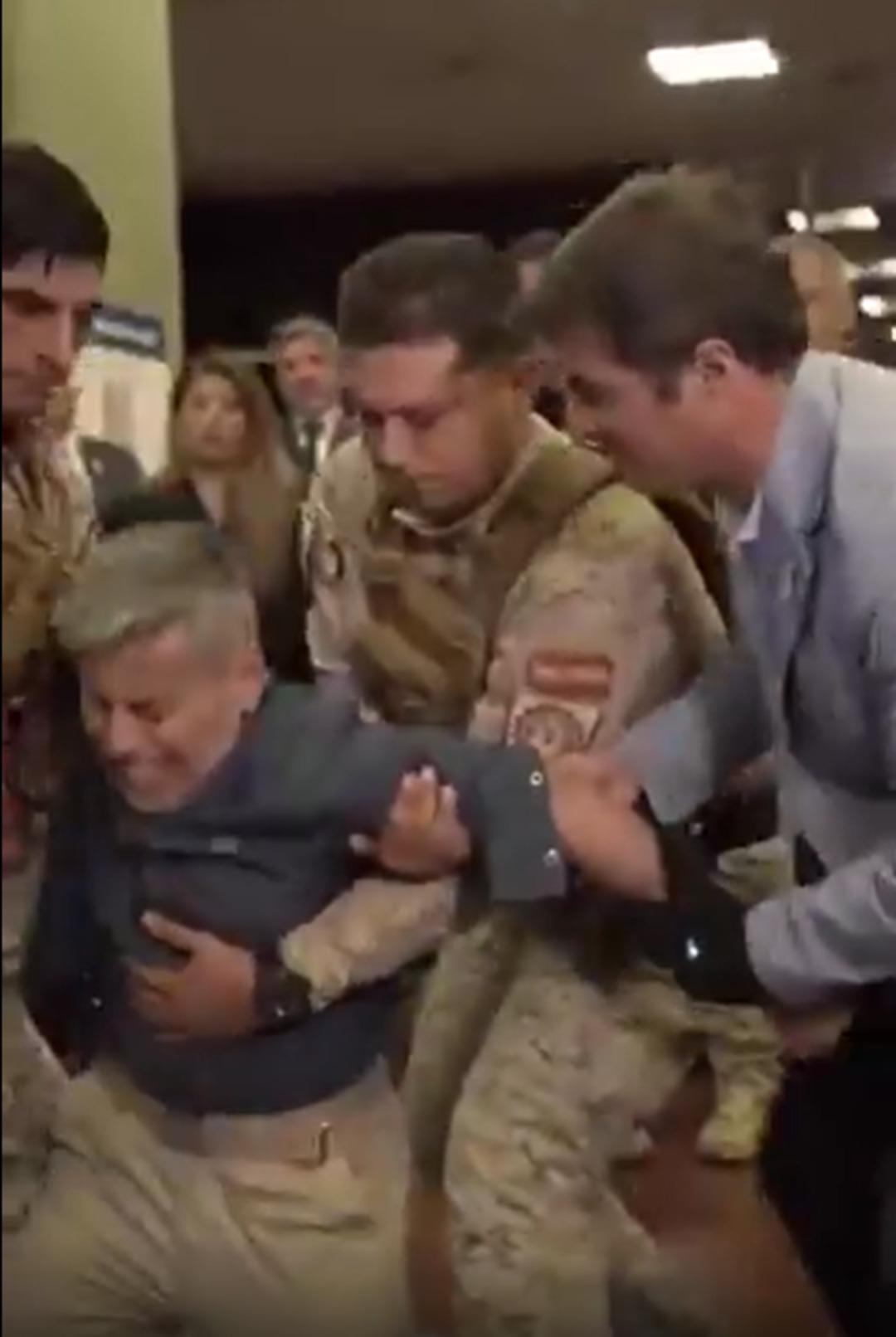 Bakana canlı yayında elektroşok verdiler: Yere yığıldı! 2