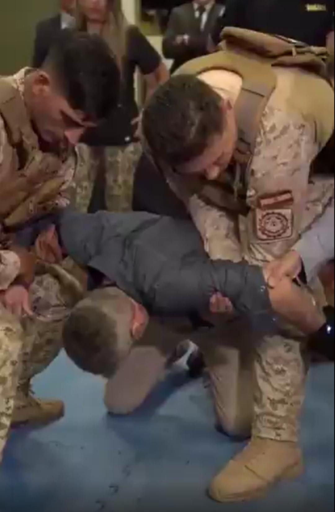 Bakana canlı yayında elektroşok verdiler: Yere yığıldı! 3