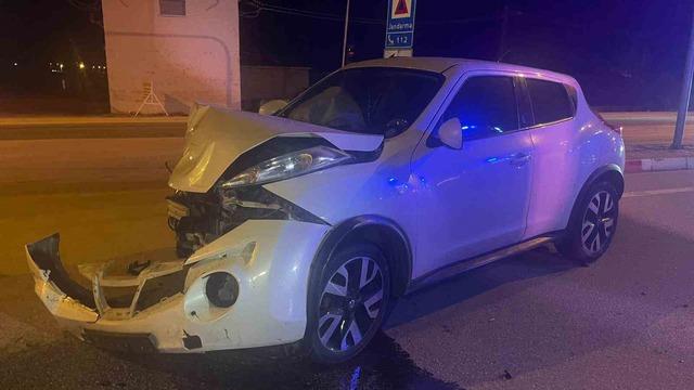 Karaman&rsquo;da ciple otomobil &ccedil;arpıştı: 4 yaralı 2