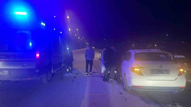 Karaman&rsquo;da ciple otomobil &ccedil;arpıştı: 4 yaralı 1