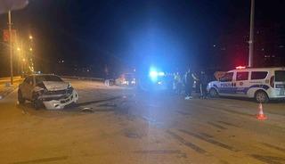 Karaman&rsquo;da ciple otomobil &ccedil;arpıştı: 4 yaralı