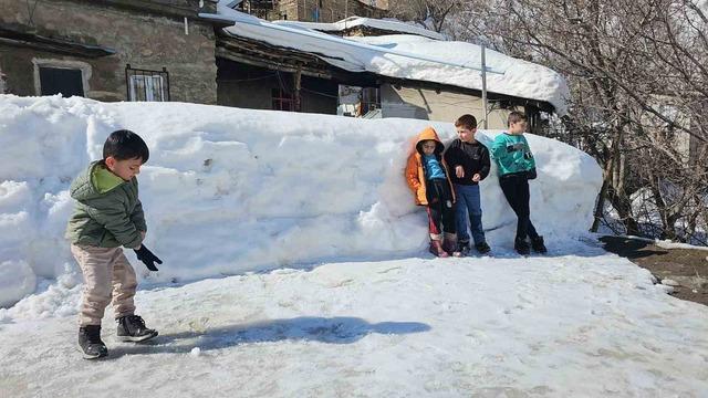 Van&rsquo;da 76 yerleşim yerinin yolu kapalı 3