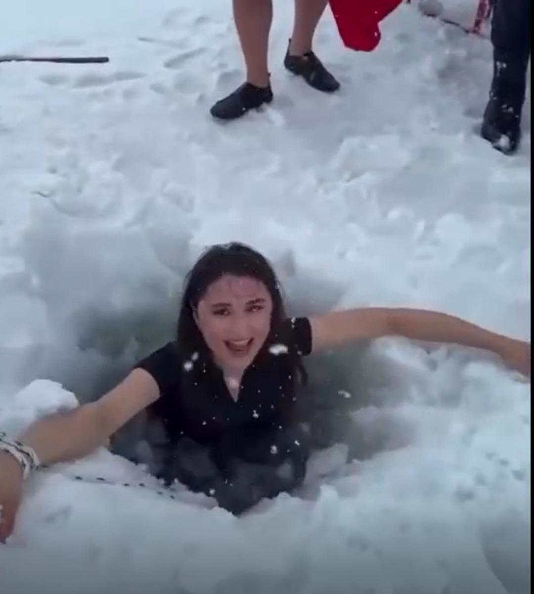 İstanbul dan bunun için gittiler: Buzu gibi suya girdiler 4