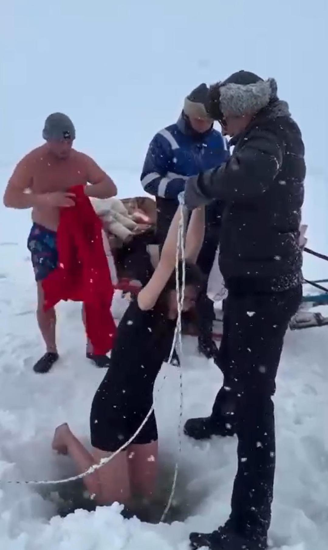 İstanbul dan bunun için gittiler: Buzu gibi suya girdiler 3