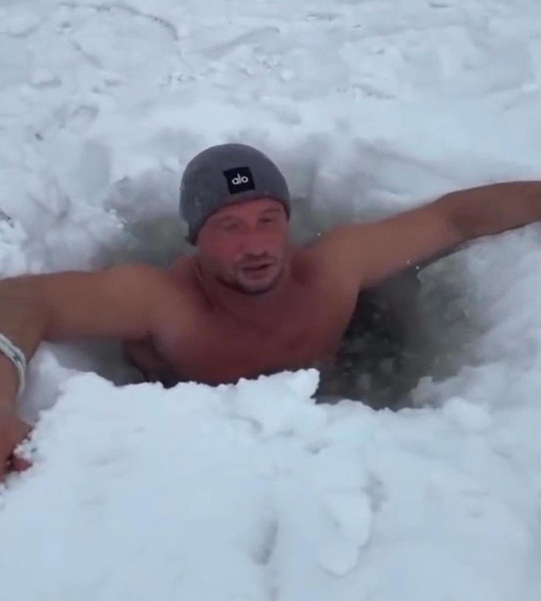 İstanbul dan bunun için gittiler: Buzu gibi suya girdiler 2