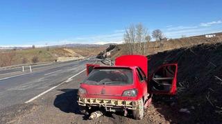 Yolda oluşan çukur kazaya neden oldu: 2 yaralı