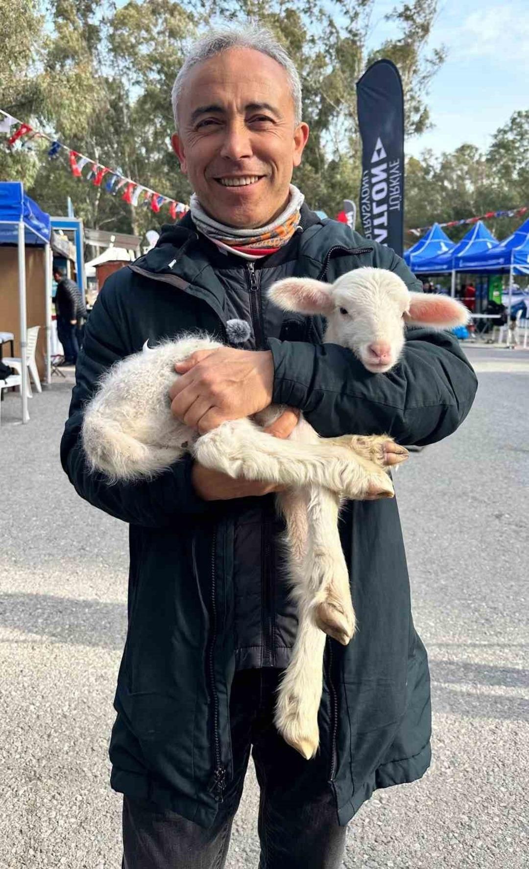 Triatlon yarışında parkura giren kuzu, renkli görüntülere nedenler oldu 1