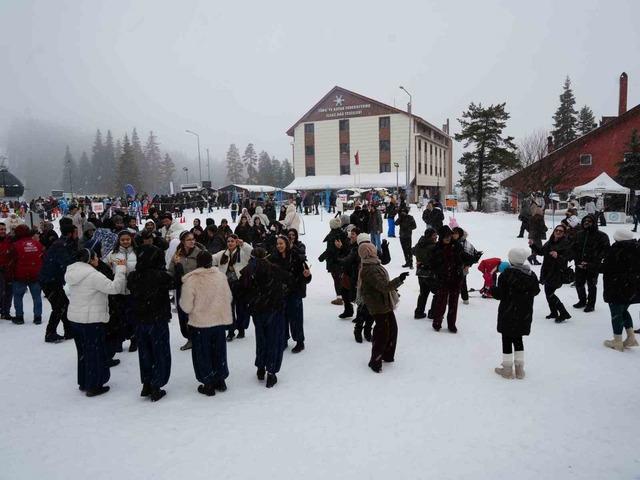 Ilgaz Dağı&rsquo;na kayakseverler akın etti 6