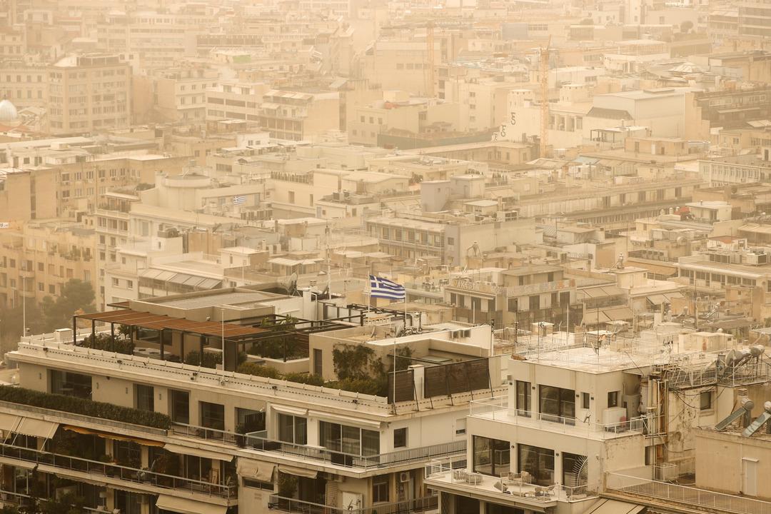 Atina yı sarıya b&uuml;r&uuml;d&uuml;, İstanbul a geliyor: Bug&uuml;n ve yarın etkili olacak: Meteoroloji uyardı 2