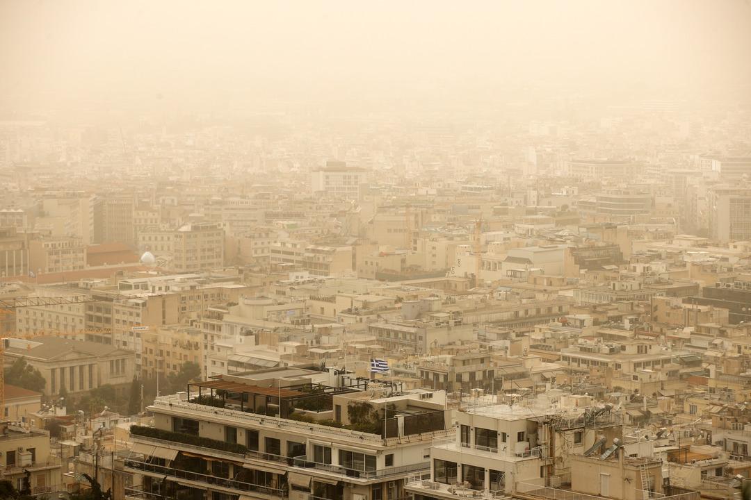 Atina yı sarıya b&uuml;r&uuml;d&uuml;, İstanbul a geliyor: Bug&uuml;n ve yarın etkili olacak: Meteoroloji uyardı 3