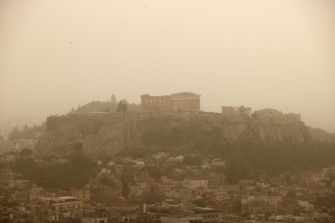 Atina yı sarıya b&uuml;r&uuml;d&uuml;, İstanbul a geliyor: Bug&uuml;n ve yarın etkili olacak: Meteoroloji uyardı 4