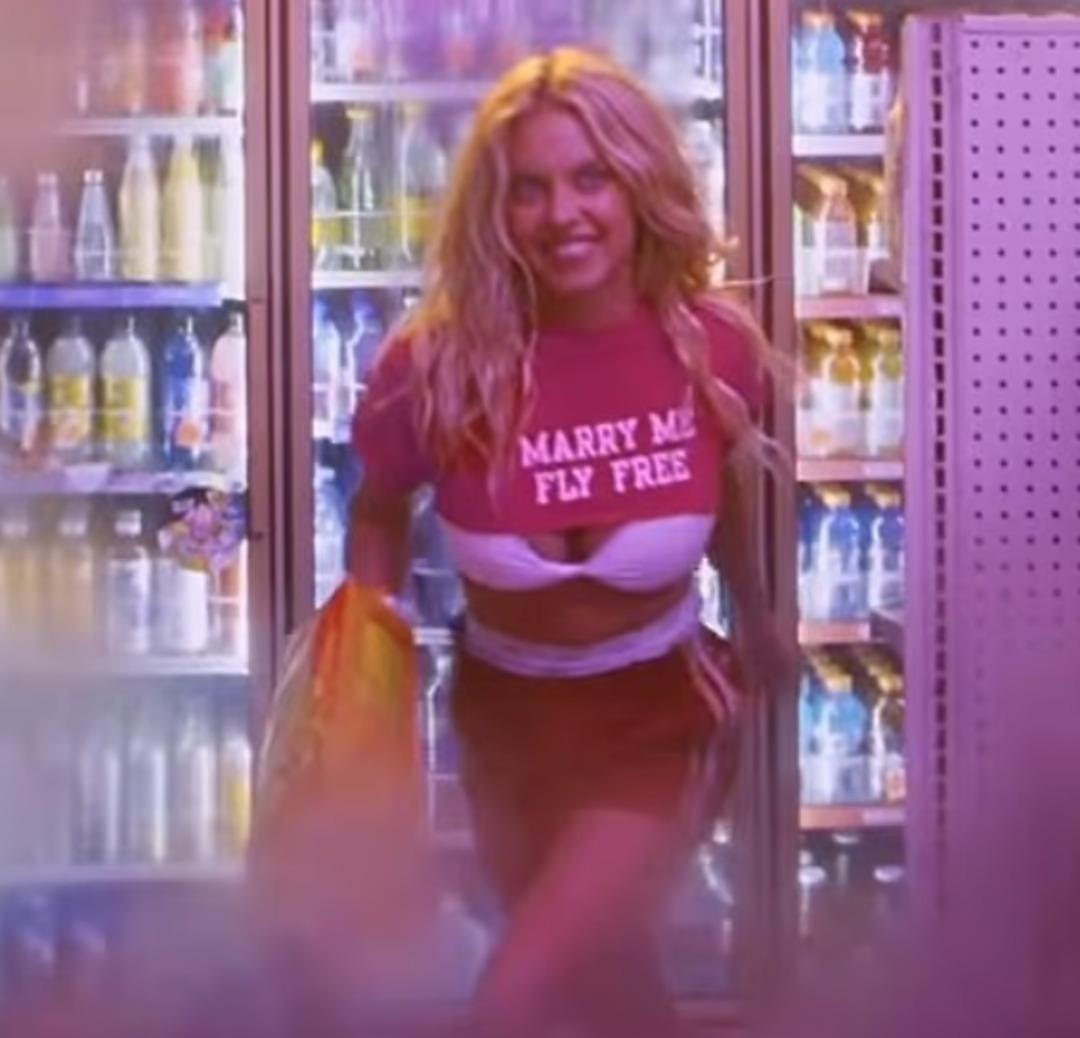 Sydney Sweeney yine soyundu! Markasını tanıttı 3