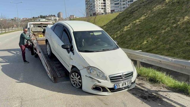 Samsun’da otomobil refüjü aşıp bariyere çarptı: 1 yaralı 2