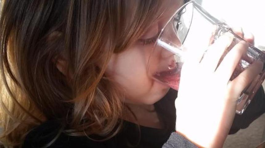 'Birçok hayvan bunu yiyor, biz neden yemiyoruz' dedi ve oğluna plasentasını içirdi!