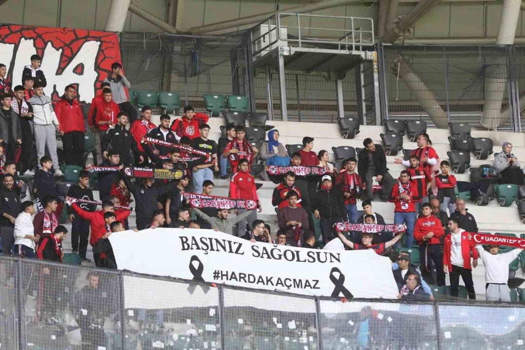 Kocaelispor - Gaziantep FK ma&ccedil;ında anlamlı pankartlar 1