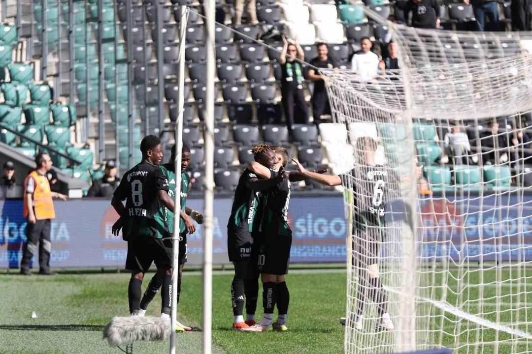 Kocaelispor dan ligde y&uuml;kseliş son s&uuml;rat devam ediyor! 1
