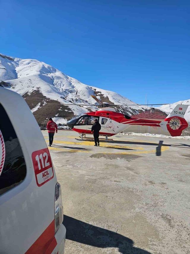 Bah&ccedil;esaray&rsquo;da 40 yaşındaki hasta ambulans helikopter ile Van&rsquo;a getirildi 1