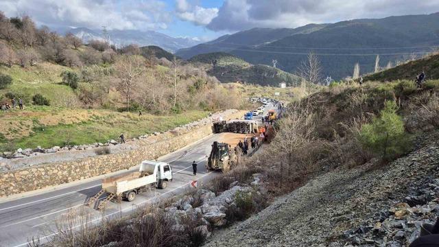 Alanya&rsquo;da 3 ara&ccedil;lı zincirleme kaza: 1 &ouml;l&uuml;, 3 yaralı 3