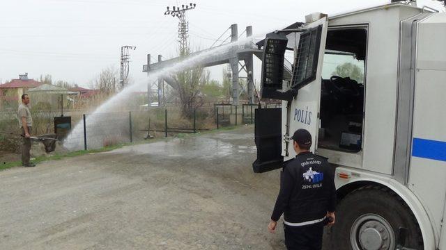 Kanalda susuz kalan balıklara TOMA'lı müdahale