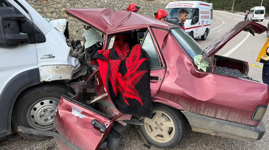 Burdur'da minib&uuml;sle otomobil &ccedil;arpıştı! 2 kişi hayatını kaybetti, 4 kişi yaralandı