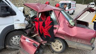 Burdur'da minibüsle otomobil çarpıştı! 2 kişi hayatını kaybetti, 4 kişi yaralandı