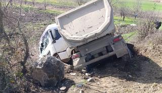 Bursa'da tırla otomobil &ccedil;arpıştı! Kazada 1 kişi hayatını kaybetti, 1 kişi yaralandı