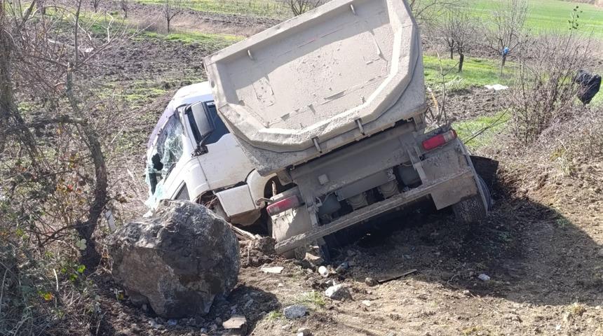 Bursa'da tırla otomobil &ccedil;arpıştı! Kazada 1 kişi hayatını kaybetti, 1 kişi yaralandı
