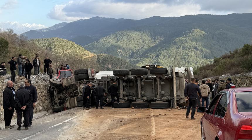 Antalya'da iki otomobil ile tırın &ccedil;arpıştığı feci kaza! 1 kişi hayatını kaybeti, 3 kişi yaralandı