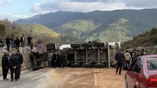 Antalya'da iki otomobil ile tırın çarpıştığı feci kaza! 1 kişi hayatını kaybeti, 3 kişi yaralandı