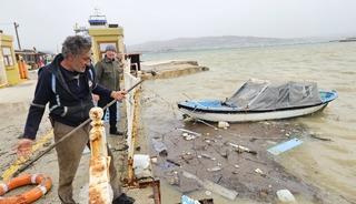 &Ccedil;anakkale'deki kuvvetli fırtına hayatı olumsuz etkiledi