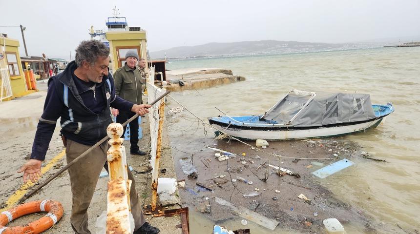 &Ccedil;anakkale'deki kuvvetli fırtına hayatı olumsuz etkiledi