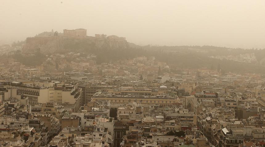 Atina'yı sarıya b&uuml;r&uuml;d&uuml;, İstanbul'a geliyor: Bug&uuml;n ve yarın etkili olacak: Meteoroloji uyardı
