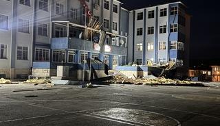D&uuml;zce'de kuvvetli r&uuml;zgarda &ccedil;atısı u&ccedil;an lisede eğitime ara verildi